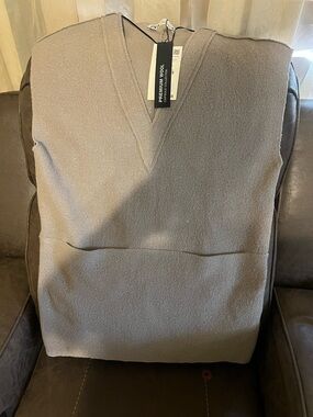 Zara Men's V-Neck Sweater Vest in Light Gray